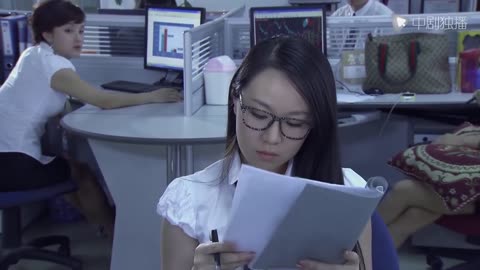 The old and former girlfriend in the office are hot, the current girlfriend is hot!###@老总和前女友在办公室热火朝天，被来送饭的现女友撞个正着！