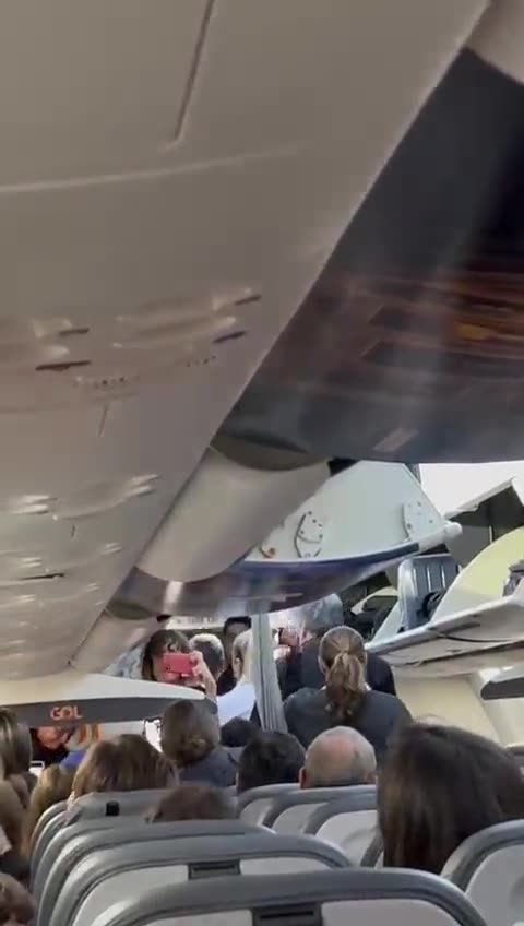 VÍDEO: Bolsonaro é aplaudido dentro de avião em sua volta ao Brasil