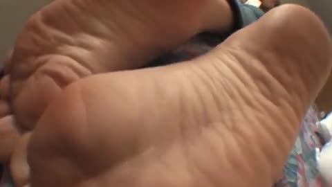 Anessa - Reads on the bed