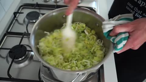 THE ultimate creamy garlic potato and leek soup recipe