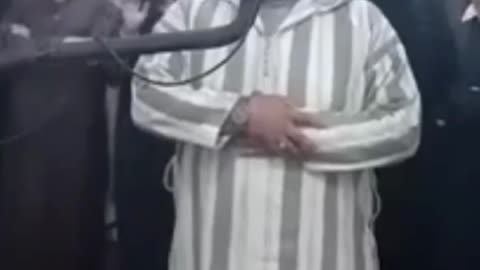 CAUGHT ON VIDEO: IMAM UNFAZED AFTER CAT JUMPS ON HIM DURING RAMADAN PRAYERS AT MOSQUE