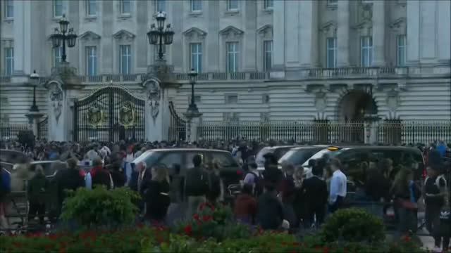 Huge Crowd Outside Buckingham Palace, Reactions For Queen Elizabeth Death#buckinghampalace #queen