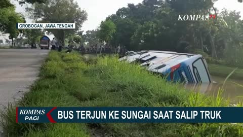 Salip Truk, Bus Jurusan Jakarta-Blora Terjun ke Sungai Grobogan Jawa Tengah