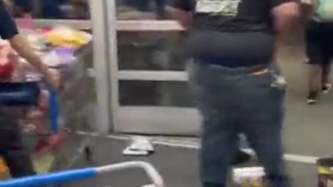 Walmart Employees Have "Tug-Of-War" With A Loaded Shopping Cart As Thieves Try To Drag It Outside