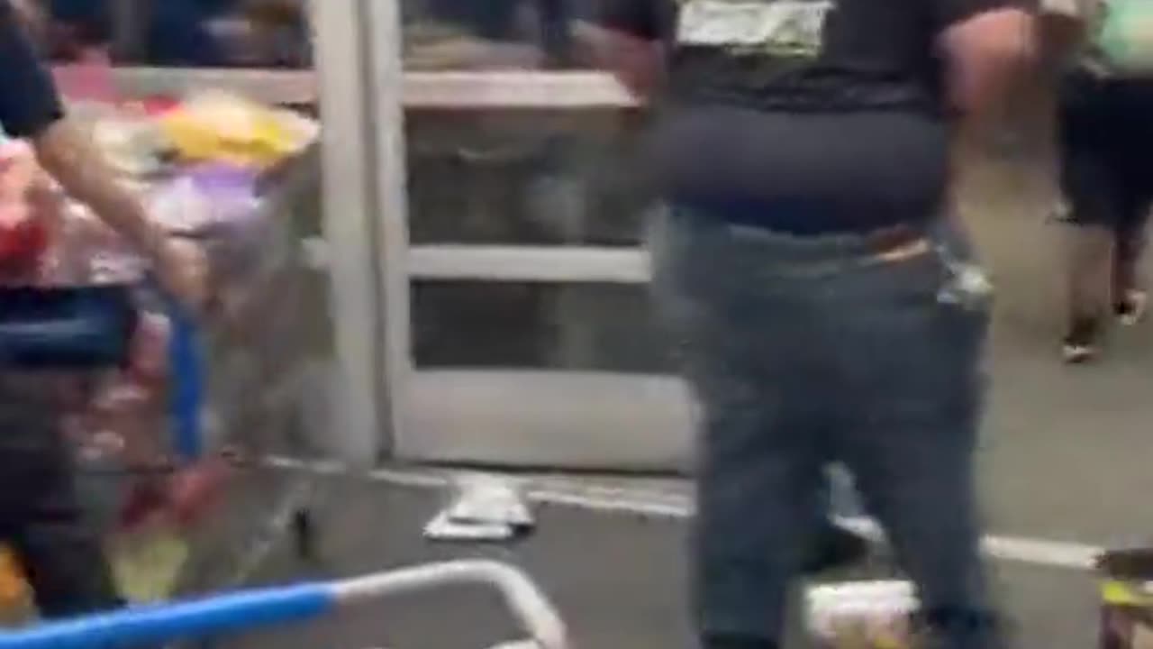 Walmart Employees Have "Tug-Of-War" With A Loaded Shopping Cart As Thieves Try To Drag It Outside