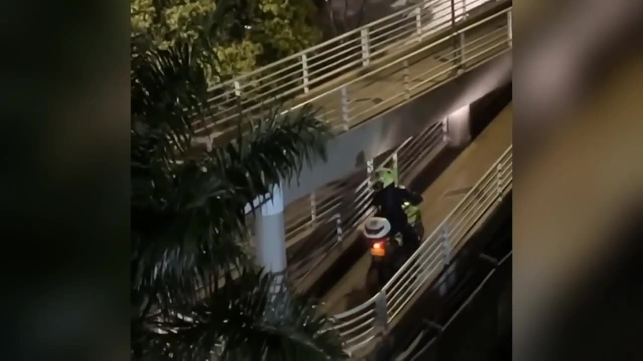 Graban policía sobre un puente peatonal