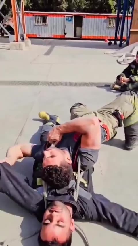 Firefighter shows how to carry a person with just a single piece of rope