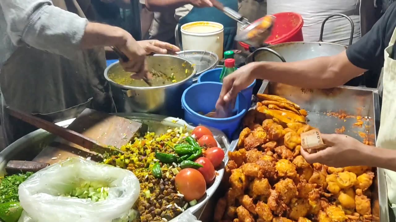 Indian Street Food - Famous JhalMuri Wala In Bangladesh