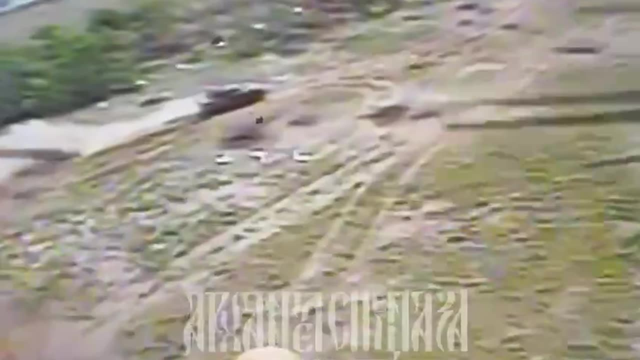 🇷🇺🇺🇦 An episode of an FPV drone hitting another Ukrainian M2A2 Bradley