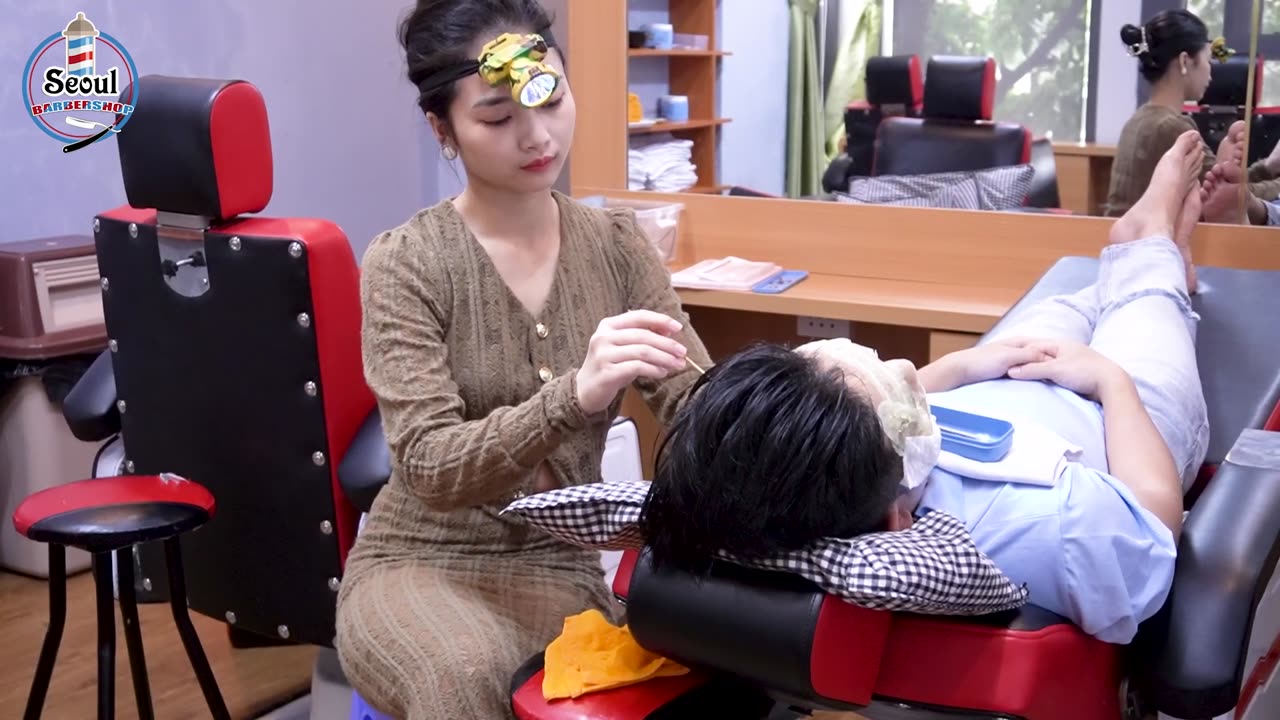 Her classic luxury shaving skills that haven't rusted yet