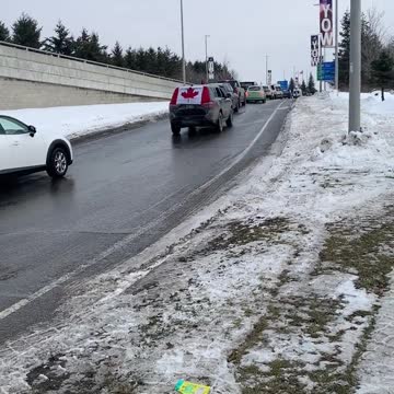Convoy loops thru Ottawa airport honking this morning