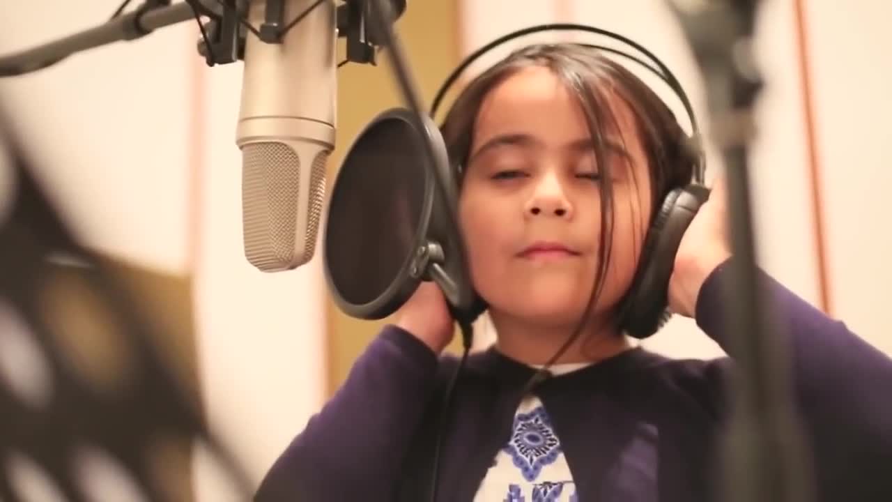 wao .. this child sings a song