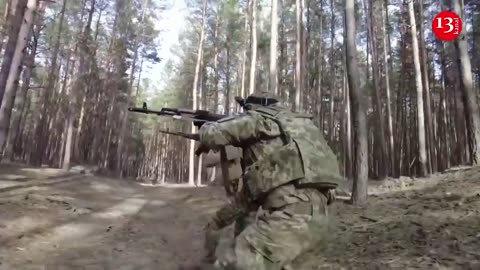 Tens of thousands of Ukrainian soldiers prepare for counterattack, Russia digs anti-tank trenches
