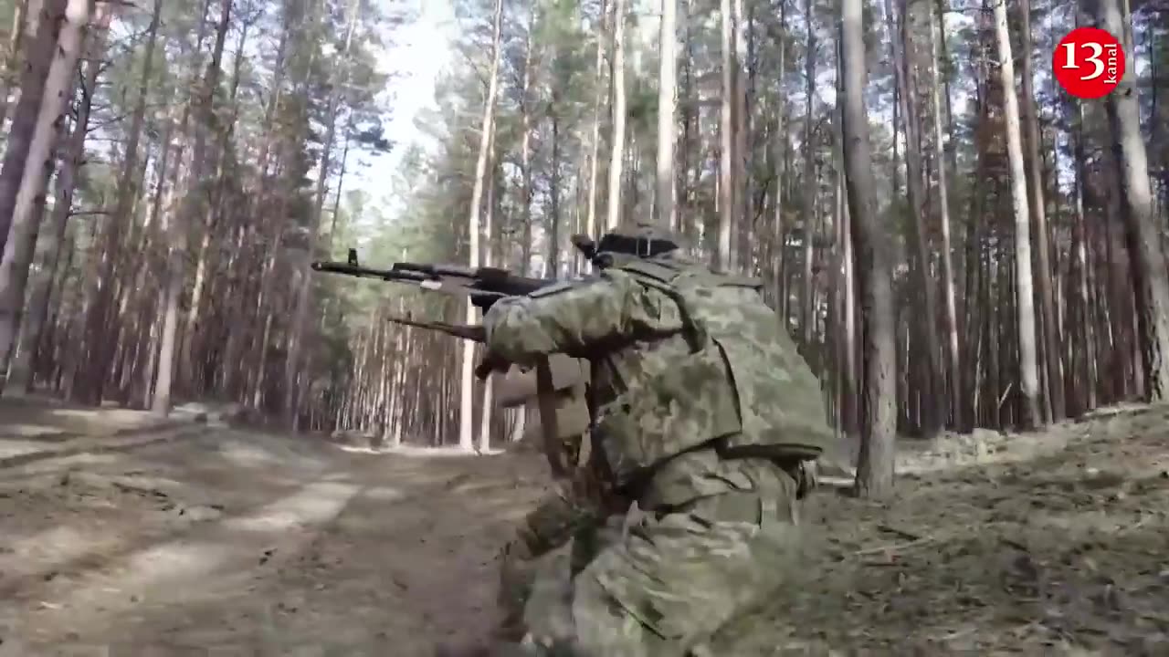Tens of thousands of Ukrainian soldiers prepare for counterattack, Russia digs anti-tank trenches