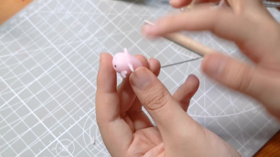 The process of making resin clay dolls of the axolotl family 4