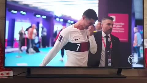 Cristiano Ronaldo rindo depois de Portugal ter sido eliminada