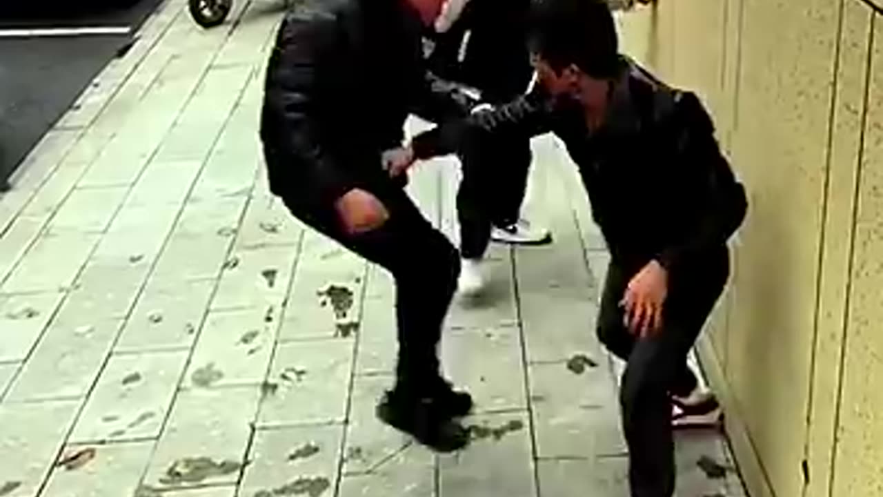 Chinese kung fu, versus gangs in street fighting, do not imitate!!