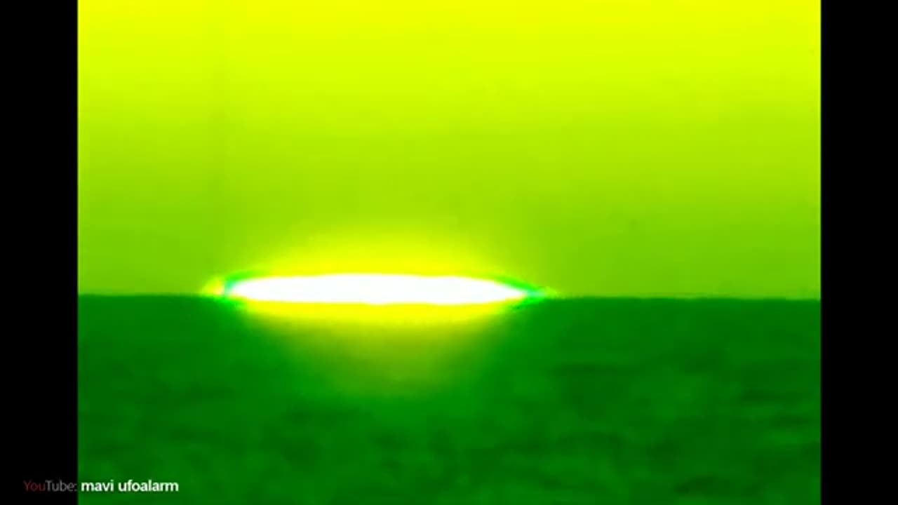 Des OVNIs abattus par un pilote ! Un pilier de lumière a été aperçu près du soleil