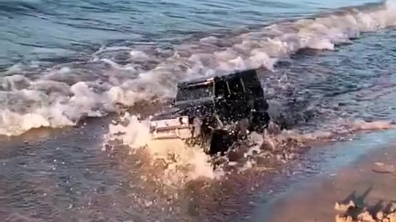 🌊 Mercedes-Benz G500 Goes for a Swim in the Volga River! 🌊