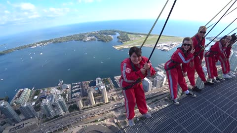 🇨🇦 OMG! I Walked On the Edge of a 553m Tower in Toronto – INSANE Experience!