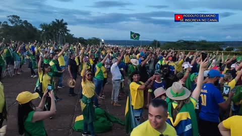 EXCITING! BOLSONARO TAKES A GIRL OUT OF THE WATER AND TALKED TO THE BRAZILIAN PEOPLE 11.12.22