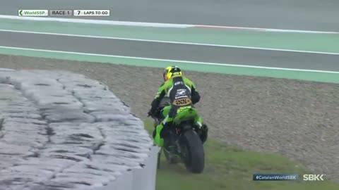 Rain cause havoc in the CLOSING MOMENTS of #WorldSSP Race 1 at Barcelona in 2020 | #CatalanWorldSBK