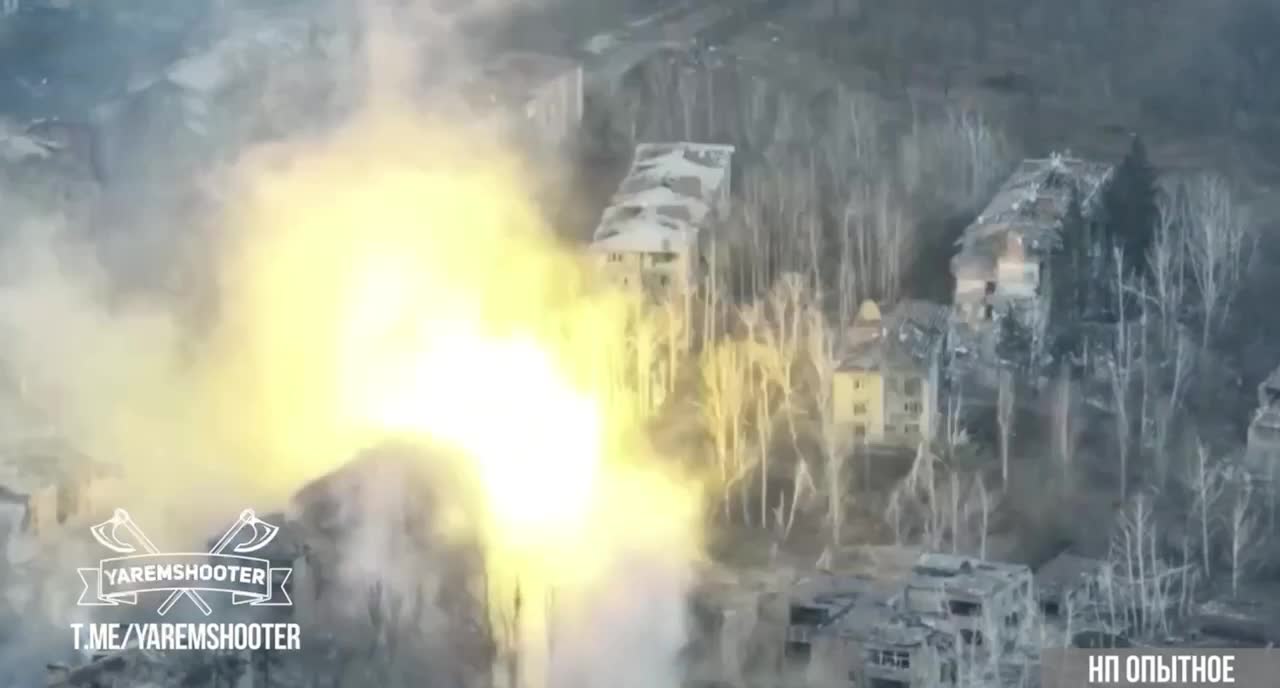 V.S.U. tank tries to dislodge Russian "musicians" from Opytnoye