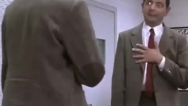 भालू Mirror पर हमला क्यों करता है?