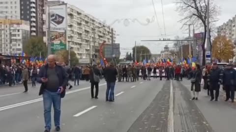 Rallies in Moldova: A crowd of protesters in Chisinau is moving towards