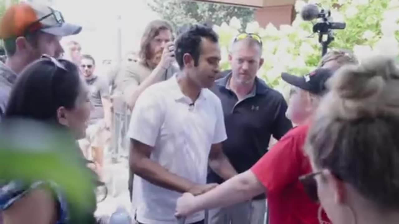 "Pan-sexual” reporter tries to bait Vivek Ramaswamy at the Iowa State Fair