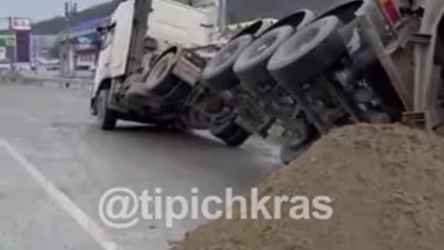 The moment of tipping over the tonar in front of the Vladimir post in Novorossiysk was not a video