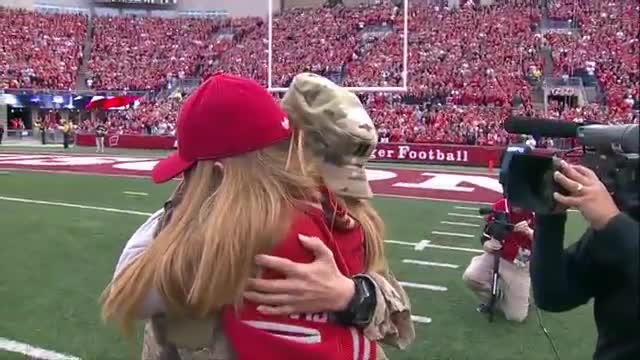 Army Captain surprises daughter at Wisconsin Football Gam