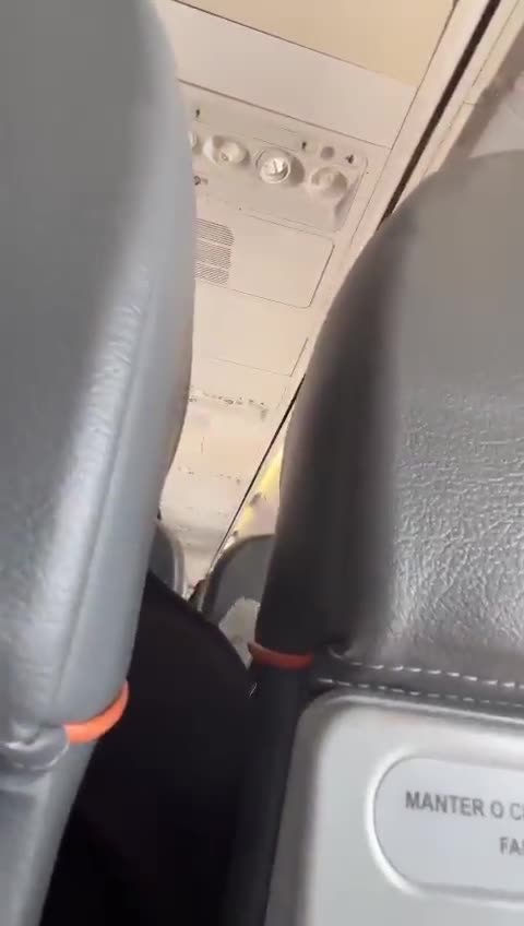 Motor de avião explode em pleno voo e passageiros ficam em pânico