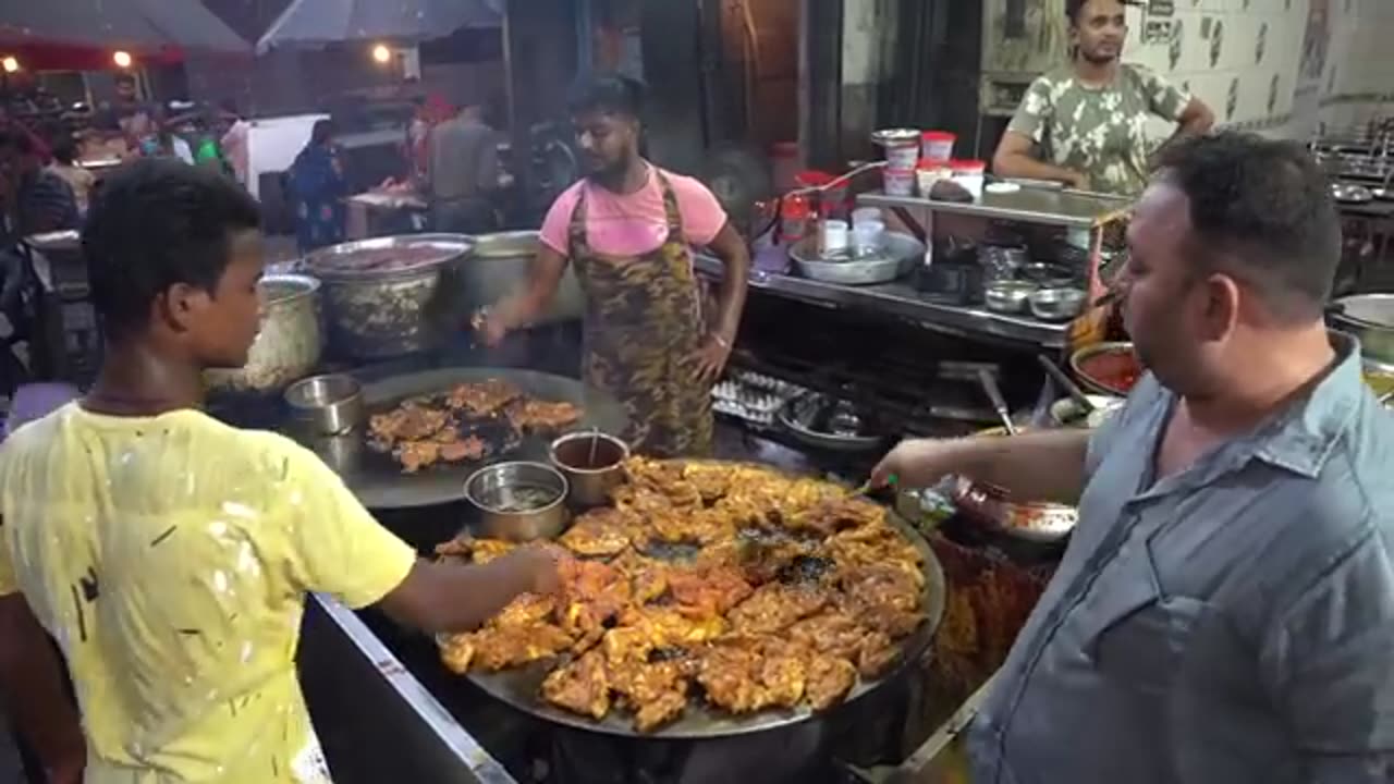 Indian street food - CURRY like you've NEVER seen before! Indian street food in Ahmedabad, India