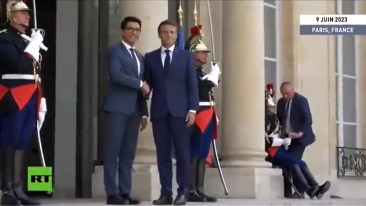 Man colapses while politicians take pictures near him