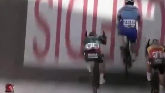 Insane bike handling from Danny van Poppel #LaVuelta