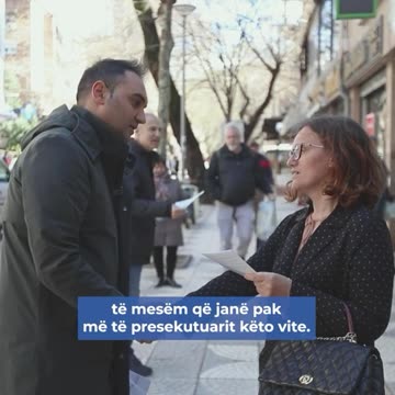 Këlliçi e shpërndan vetë në Tiranë planin për uljen e taksave