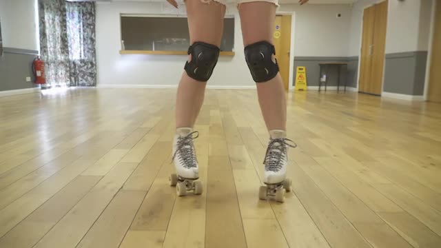 6 Steps To Mastering Scissors On Roller Skates_Cut