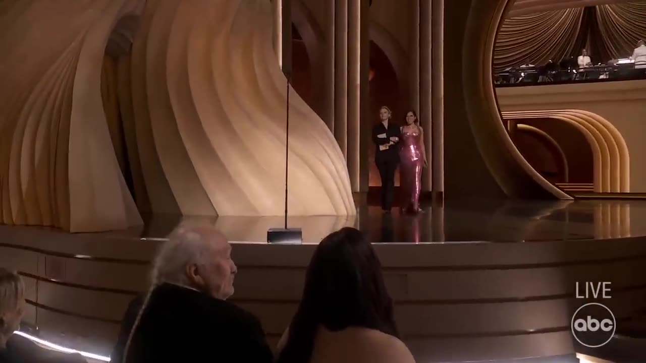 Oscar#2024## America Ferrera inform kate mckinnon