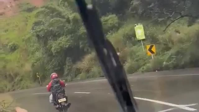 Momento en que motocilista se va al piso por las lluvias en Girón