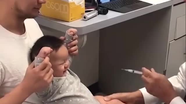 In order to make the baby less afraid when facing the needle, the doctor will pl