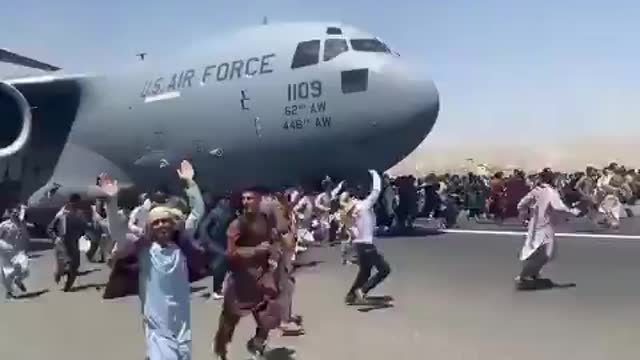 1,000s of Afghanistans Rush Tarmac in Kabul Trying to Escape Taliban