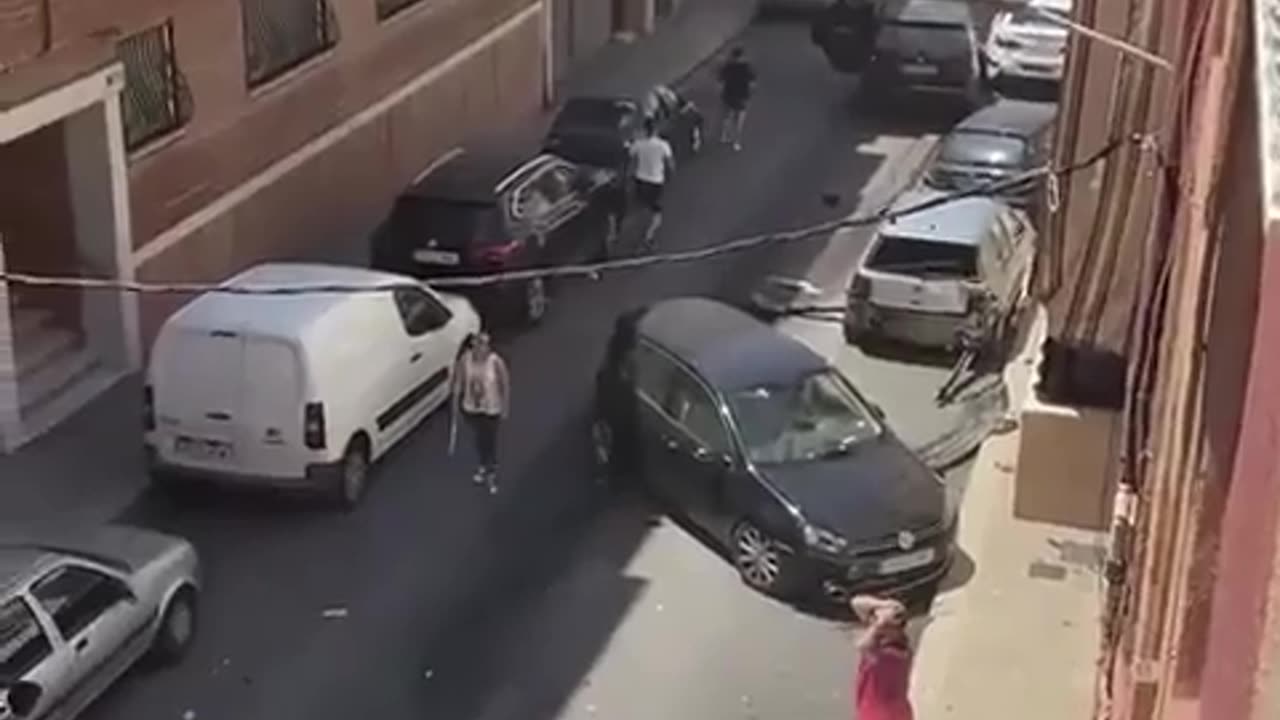 Car crash - acidente carro contra contentor e destrói carros