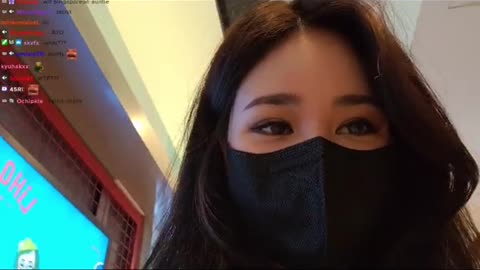 Korean twitch streamer meets racist aunty in Singapore...