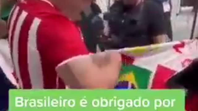 EM QATAR BRASILEIRO É OBRIGADO A RETIRAR FOTO DO LULA DA BANDEIRA DO BRASIL