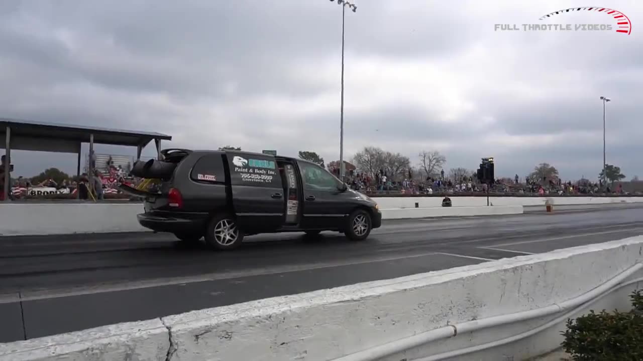 Dodge Minivan with a helicopter turbine engine runs 11's.