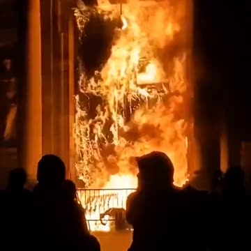 Prefeitura é incendiada em meio protestos violentos na França