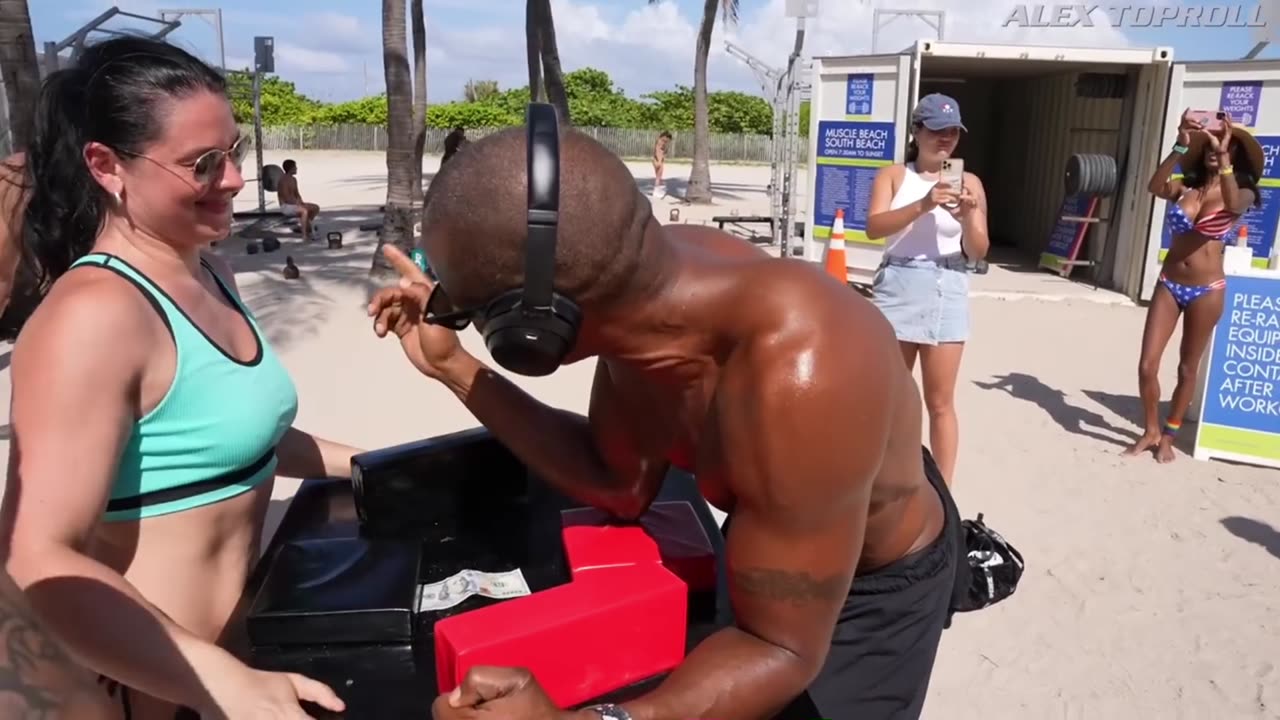 Can you bet this Girl at Arm Wrestling? #armwrestling #challeng #sport