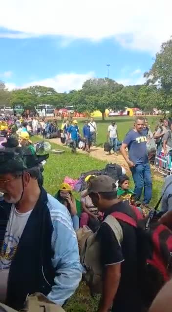 Presos no ginásio da PF após invasões reclamam tratamento: "sem comida e sem água"