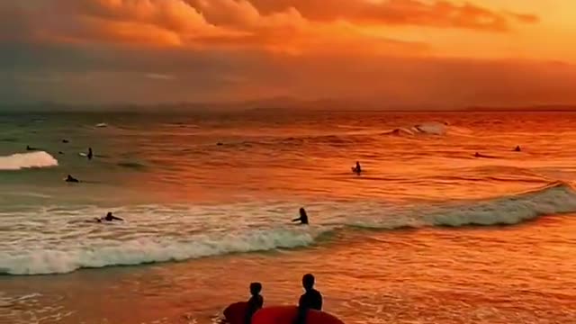 The beautiful seaside sunset and sunset glow, of course, should be watched with your loved ones!